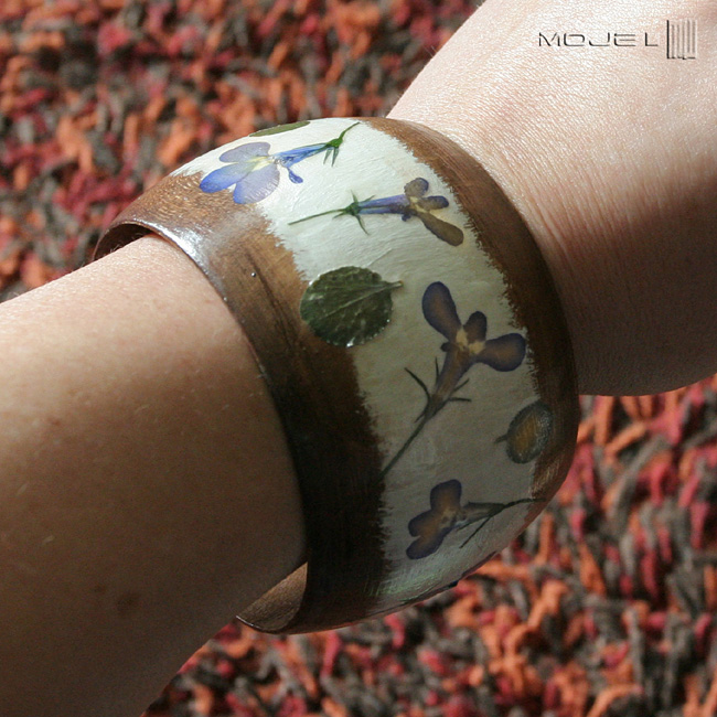 szeroka-z-lobeliami-drewniana-bransoletka-suszone-kwiaty-ekologiczna