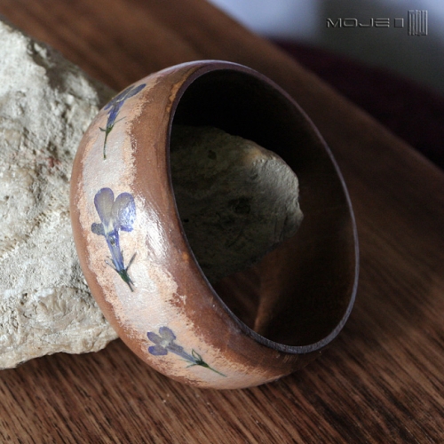 lobelia-na-kremowo-drewniana-bransoletka-suszone-kwiaty-ekologiczna