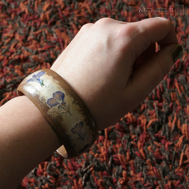 lobelia-na-kremowo-drewniana-bransoletka-suszone-kwiaty-ekologiczna