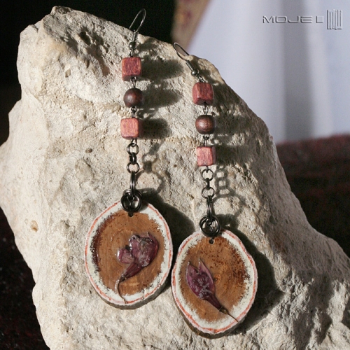 paczki-fuksji-wiszace-dlugie-kolczyki-drewno-suszone-kwiaty