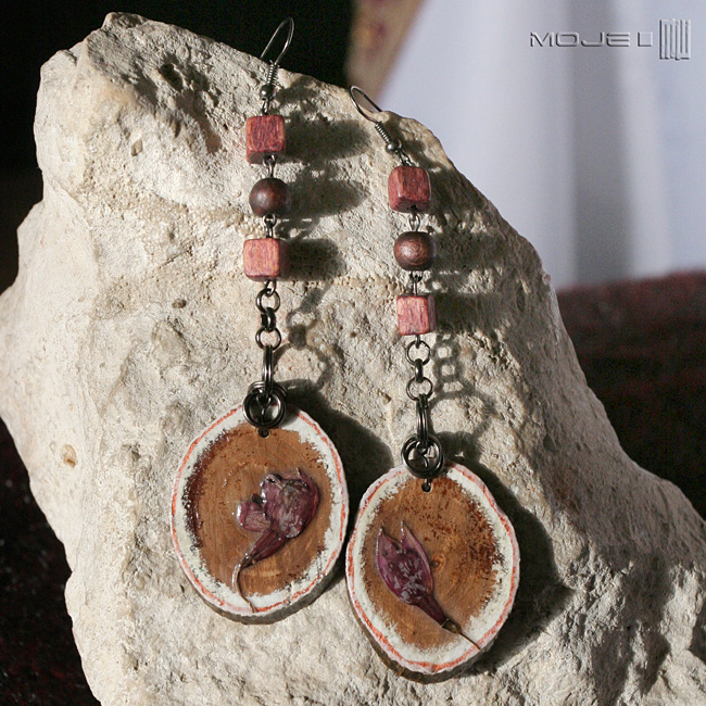 paczki-fuksji-wiszace-dlugie-kolczyki-drewno-suszone-kwiaty