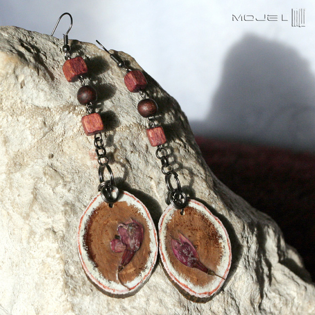 paczki-fuksji-wiszace-dlugie-kolczyki-drewno-suszone-kwiaty