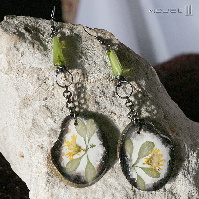 wiosenne-kolczyki-wiszace-dlugie-drewniane-suszone-kwiaty-szklany-koralik-zielone