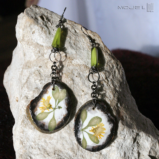 wiosenne-kolczyki-wiszace-dlugie-drewniane-suszone-kwiaty-szklany-koralik-zielone