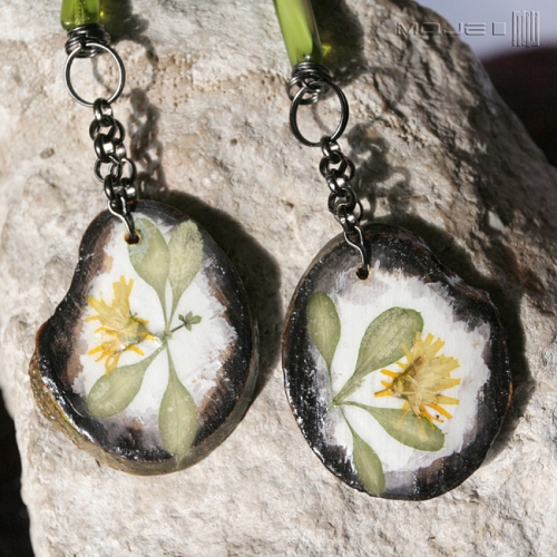 wiosenne-kolczyki-wiszace-dlugie-drewniane-suszone-kwiaty-szklany-koralik-zielone