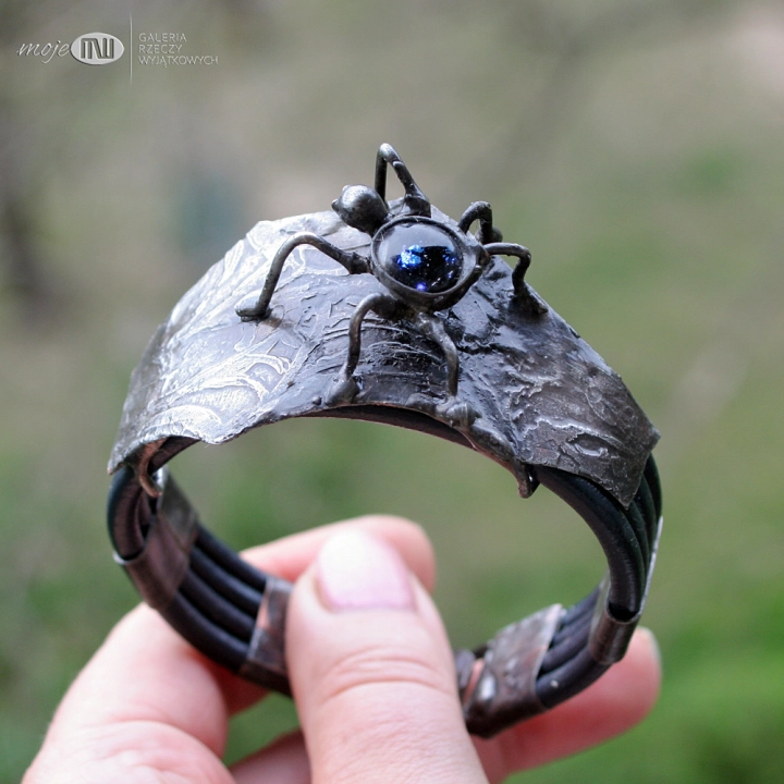 arachne-manela-w-niebieskosciach-bransoletka-szeroka-z-miedzi-skorzane-rzemienie-pajak-pajeczyna-gotycka-bizuteria