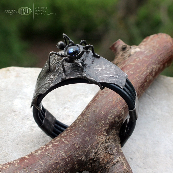 arachne-manela-w-niebieskosciach-bransoletka-szeroka-z-miedzi-skorzane-rzemienie-pajak-pajeczyna-gotycka-bizuteria