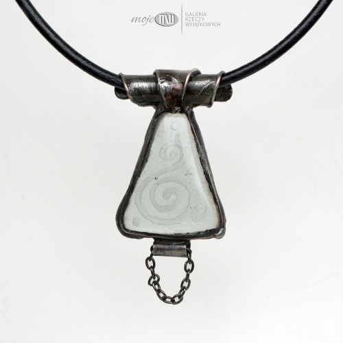 ukryty-zawijas-wisior-trojkat-szklo-bezbarnwe-fusing-miedz-pokryta-cyna-rzemien