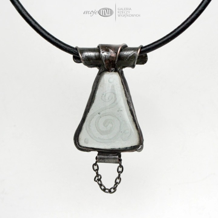 ukryty-zawijas-wisior-trojkat-szklo-bezbarnwe-fusing-miedz-pokryta-cyna-rzemien