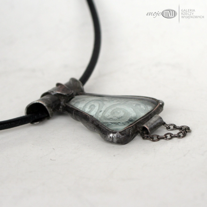 ukryty-zawijas-wisior-trojkat-szklo-bezbarnwe-fusing-miedz-pokryta-cyna-rzemien