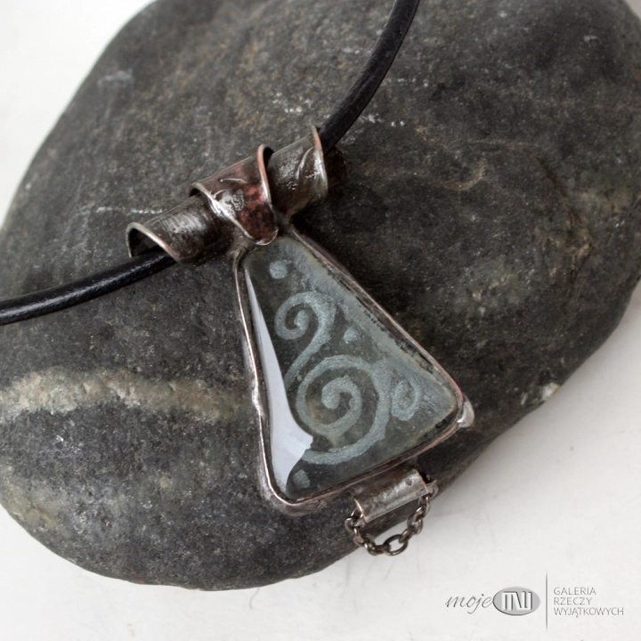 ukryty-zawijas-wisior-trojkat-szklo-bezbarnwe-fusing-miedz-pokryta-cyna-rzemien