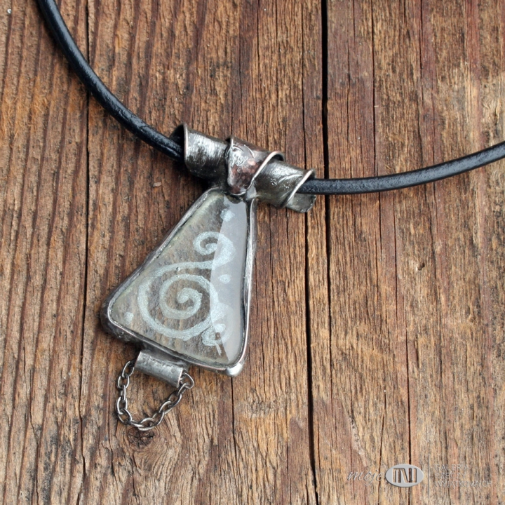 ukryty-zawijas-wisior-trojkat-szklo-bezbarnwe-fusing-miedz-pokryta-cyna-rzemien