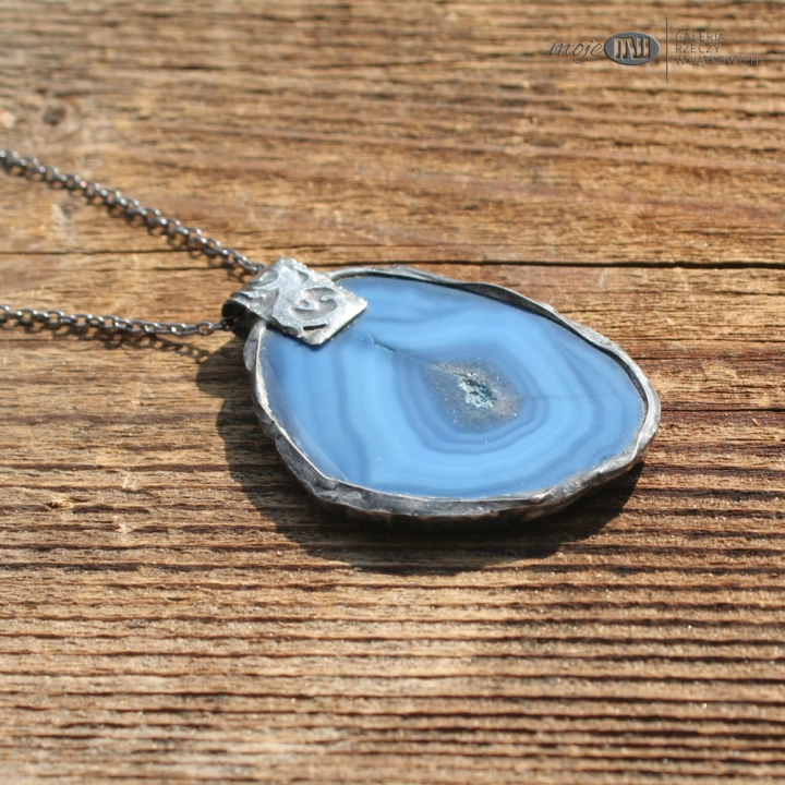 plaster-nieba-agat-rustykalny-wisior-z-plastra-agatu-oprawiony-w-miedz-pokryta-cyna-niebieski