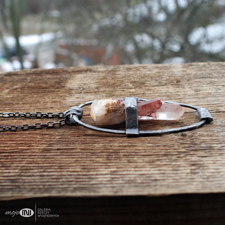 krwawy-lodowy-odlamek-krysztal-gorski-wisior-owalny-miedz-pokryta-cyna-rusyukalny-surowy-kamien