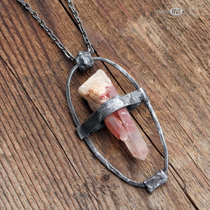 krwawy-lodowy-odlamek-krysztal-gorski-wisior-owalny-miedz-pokryta-cyna-rusyukalny-surowy-kamien