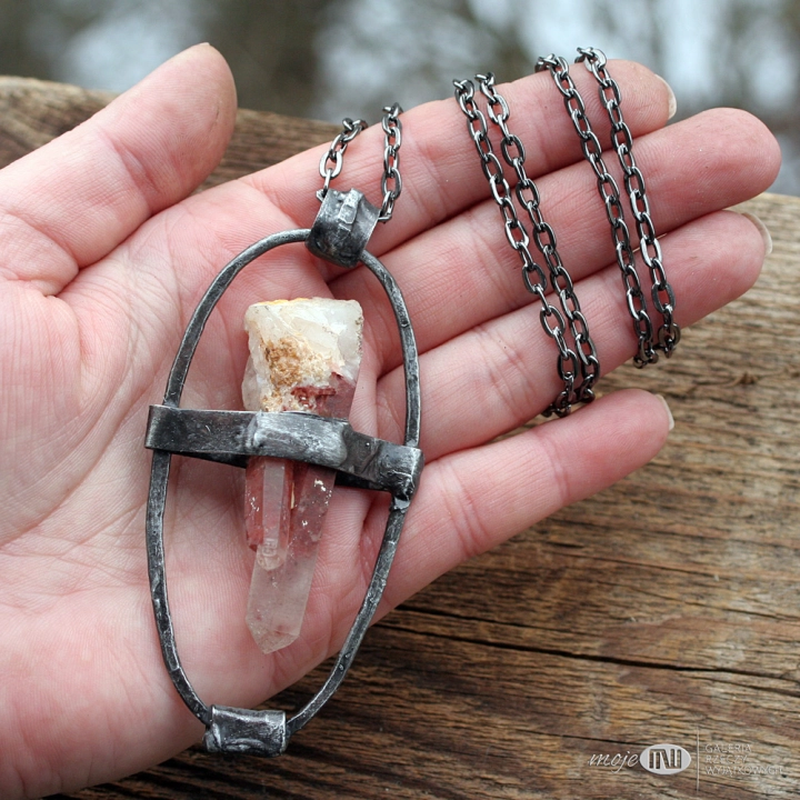 krwawy-lodowy-odlamek-krysztal-gorski-wisior-owalny-miedz-pokryta-cyna-rusyukalny-surowy-kamien