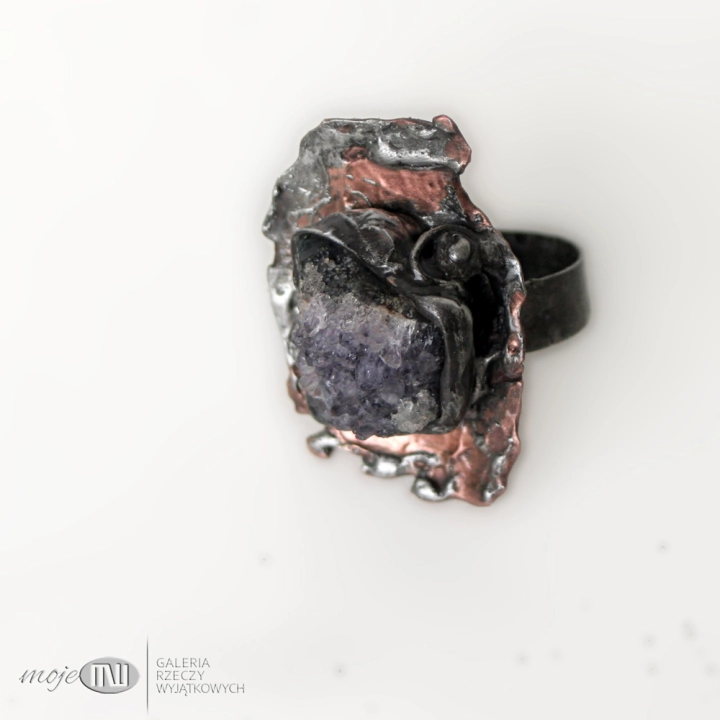 awanturka-z-ametystem-duzy-pierscionek-ametyst-szczotka-miedz-surowy-kamien-rustykalny-nieregularny