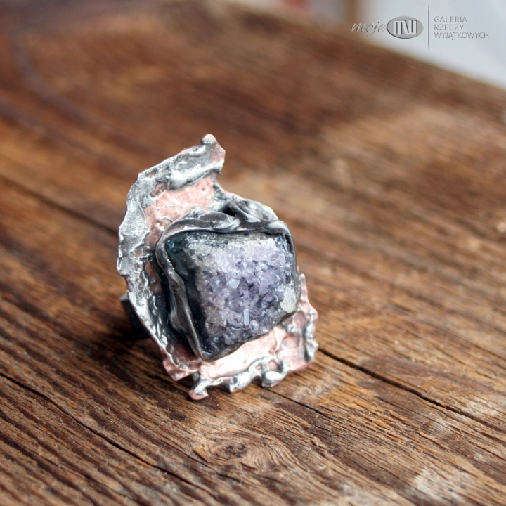 awanturka-z-ametystem-duzy-pierscionek-ametyst-szczotka-miedz-surowy-kamien-rustykalny-nieregularny