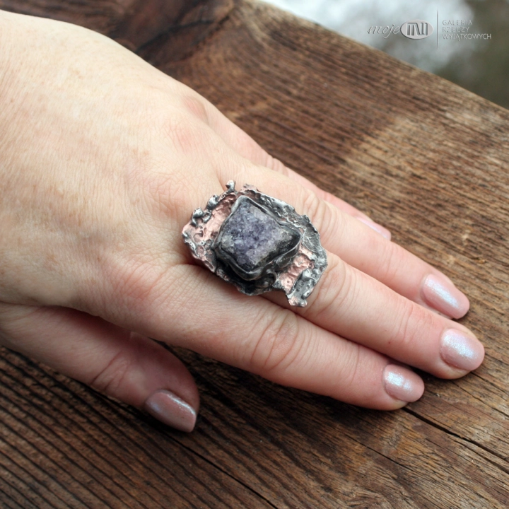 awanturka-z-ametystem-duzy-pierscionek-ametyst-szczotka-miedz-surowy-kamien-rustykalny-nieregularny