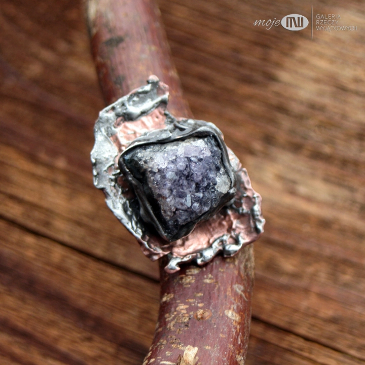awanturka-z-ametystem-duzy-pierscionek-ametyst-szczotka-miedz-surowy-kamien-rustykalny-nieregularny