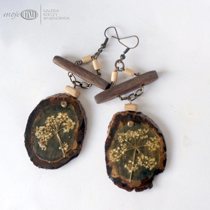 lakowe-wiszace-kolczyki-drewniane-z-drewna-suszone-kwiaty-plaster-drewno