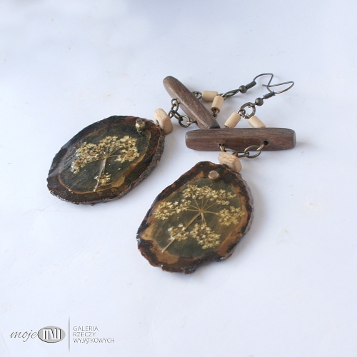 lakowe-wiszace-kolczyki-drewniane-z-drewna-suszone-kwiaty-plaster-drewno