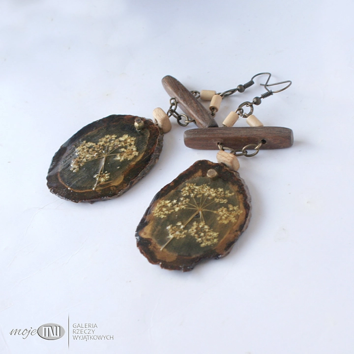 lakowe-wiszace-kolczyki-drewniane-z-drewna-suszone-kwiaty-plaster-drewno