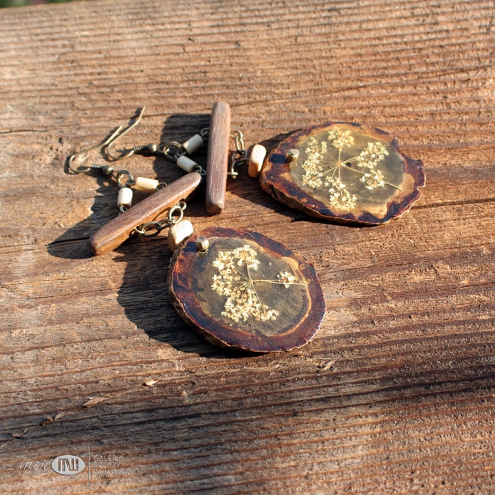 lakowe-wiszace-kolczyki-drewniane-z-drewna-suszone-kwiaty-plaster-drewno