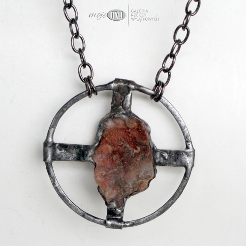 roza-chalcedonowa-w-okregu-wisior-kamien-naturalny-surowy-rustykalny-miedz-pokryta-cyna-dwustronny
