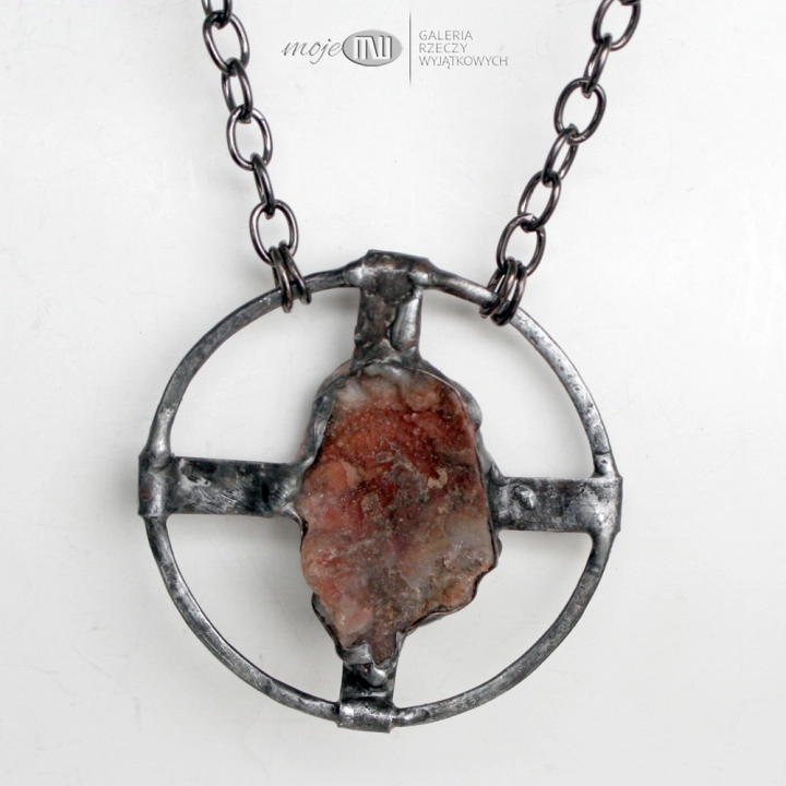 roza-chalcedonowa-w-okregu-wisior-kamien-naturalny-surowy-rustykalny-miedz-pokryta-cyna-dwustronny