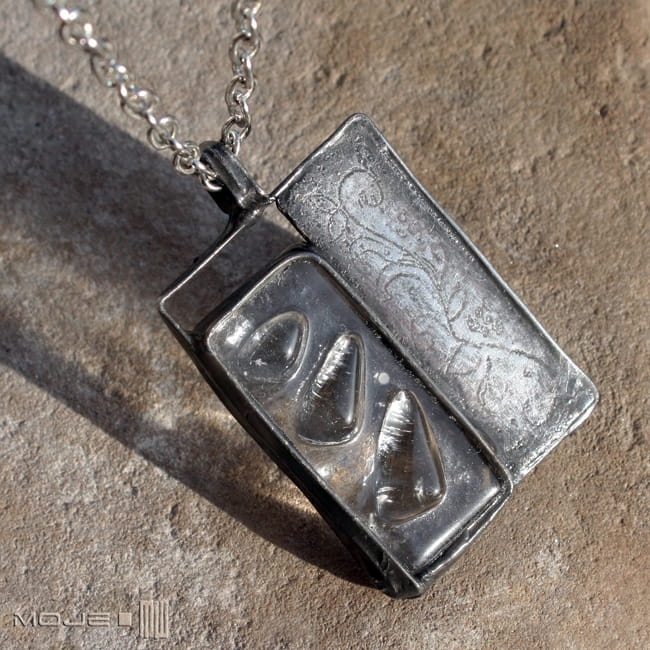 Szklany miraż,  szklany wisior, wisiorek,  biżuteria fusing, hand made, ręcznie robione, wisior fusing, wisiorek ze szkła, biżuteria z miedzi, biżuteria tiffany, motyw roślinny, gałązka