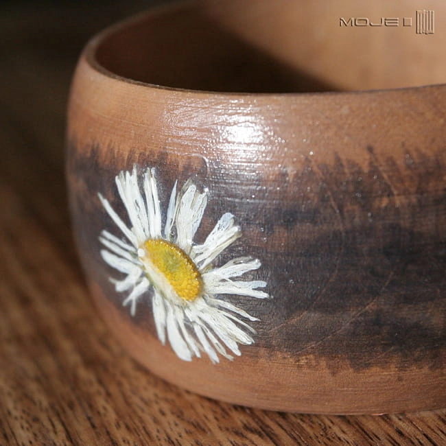 stokrotkowa szeroka, drewniana bransoletka, suszone kwiaty, ekologiczna bransoletka, stokrotki, szeroka bransoleta