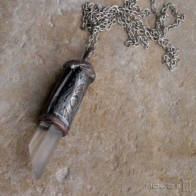 Boski-palec-Bendis-wisior-z-miedzi-i-krysztalu-gorskiego-trawiony-metal-miedziany-autorska-bizuteria