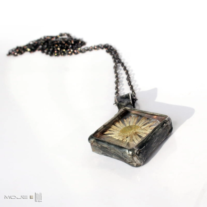 za-ROMB-ista-stokrotka-wisior-wisiorek-bizuteria-z-miedzi-fusing-ze-szkła-rękodzieło-suszony-kwiat-suszona-stokrotka-kwadratowy-romb-handmade