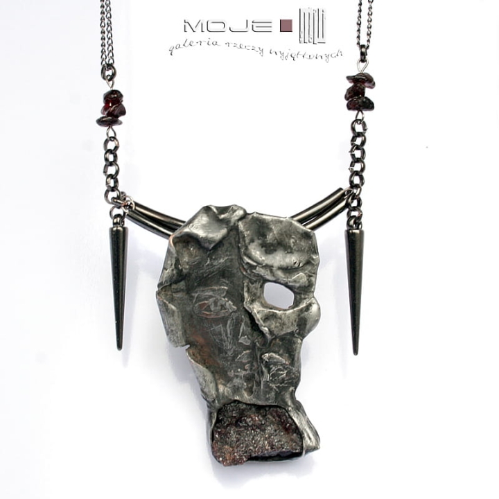 Nyja-bogini-swiata-podziemnego-wisior-miedziany-slowianskie-bostwo-surowy-granat-czaszka-bizuteria-poganska