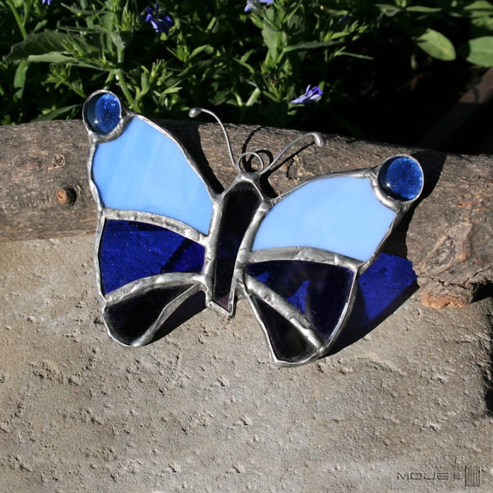 motyl w niebieskościach, witrażowy motyl, szklany motyl, niebieski motyl, witraż Tiffany, ozdoba