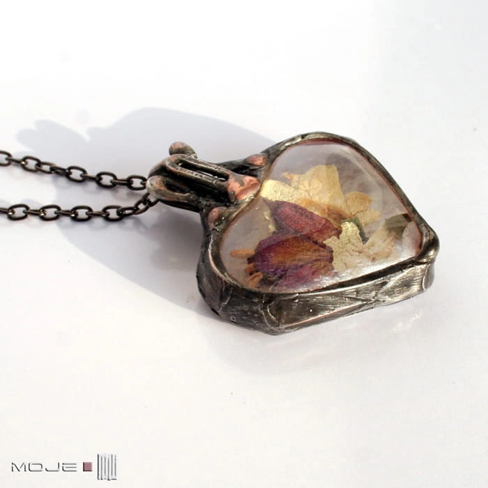 Serce z bzem i fuksją,  wisior ze szkła, z suszonymi kwiatami, szklane serce, serce ze szkła, serce z kwiatami, biżuteria fusing, szklany wisior, suszone  kwiaty, prezent, biżuteria autorska, biżuteria Tiffany, walentynki