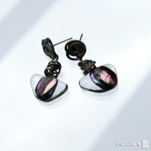 Opalizująca różowość z zawirowaniem, szklane kolczyki, fusing szklany, szkło dichroiczne, sztyfty