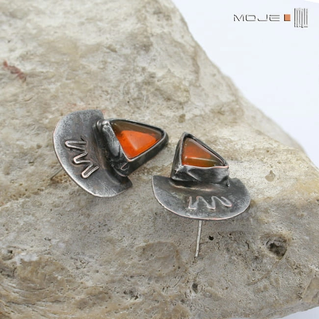 aztecki ząb, kolczyki ze szkła i miedzi, szklane trójkąty, pomarańczowe, surowe, etniczne, rustykalne, hand made, ręcznie robione, biżuteria fusing, biżuteria  Tiffany