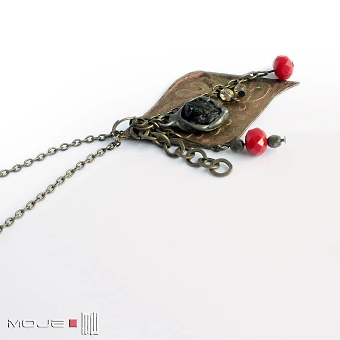 Lisc-z-granatem-wisior-mosiezny-trawione-wzory-brylka-granatu-ozdobny-kwiatowe-wzory-handmade