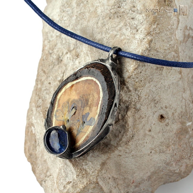 Kolor który oddały kwiaty, medalion z drewna i szkła, rustykalny, biżuteria z drewna, biżuteria ze szkła, tiffany, fusing, drewniany, wisior, biżuteria autorska, hand made, ręcznie robione, z drewna, naturalne,