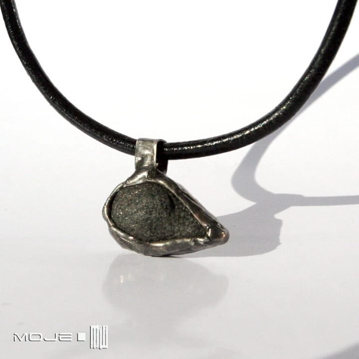 Kamienny-kieł-meski-wisiorek-kamien-naturalny-rzemien-skorzany-miedziany-dla-mezczyzny-bizuteria