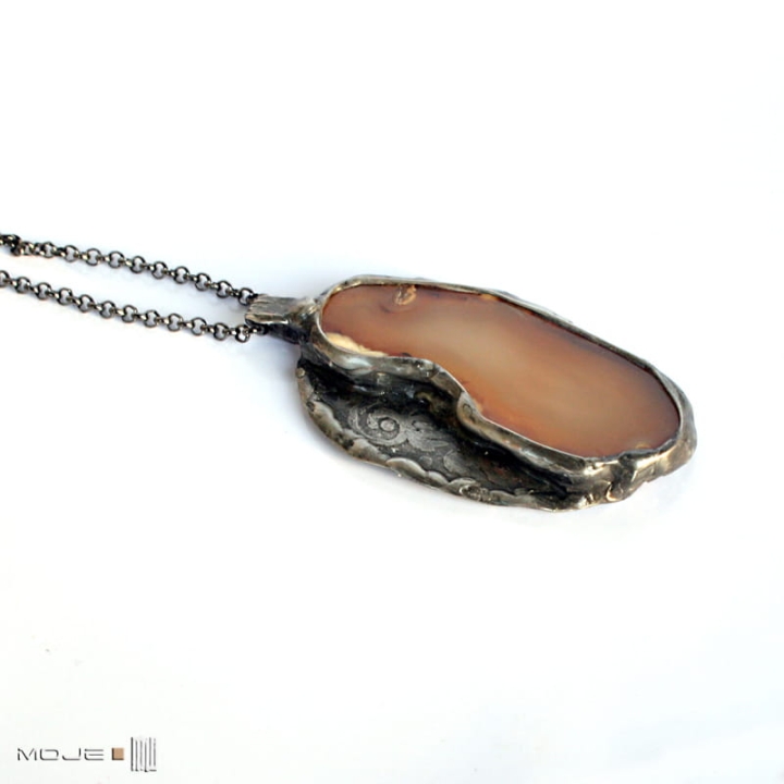 Agat w kolorach ziemi, wisior z agatem, trawiony metal, miedziany wisior, biżuteria z kamieniem naturalnym