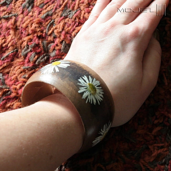 stokrotkowa szeroka, drewniana bransoletka, suszone kwiaty, ekologiczna bransoletka, stokrotki, szeroka bransoleta