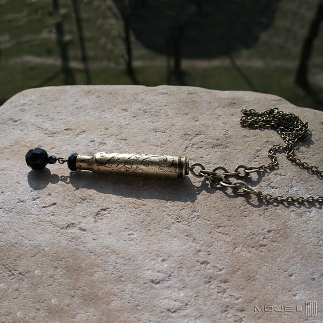 kaliber-5-56-mosiezna-luska-wisiorek-z-luski-militaria-trawione-czarne-korale-mosięzny-mosiadz