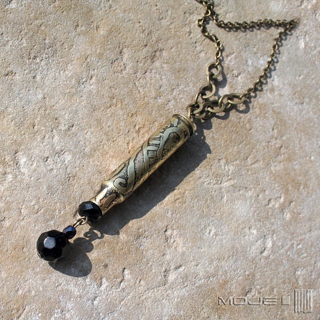 kaliber-5-56-mosiezna-luska-wisiorek-z-luski-militaria-trawione-czarne-korale-mosięzny-mosiadz