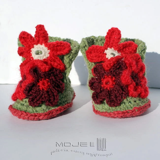 czerwone kwiatuszki, włóczkowe buciki, buciki z włóczki, szydełkowe buciki, hand made, kwiatki z włóczki, dla dzieci, buciki dla dzieci,