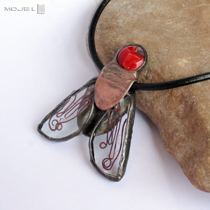 Mucha którą da się lubić, szklany wisior, miedziany wisior, wisior ze szkła i miedzi, biżuteria autorska, hand made, niepowtarzalna biżuteria, owad, duży owad, mucha, metaloplastyka, hand made