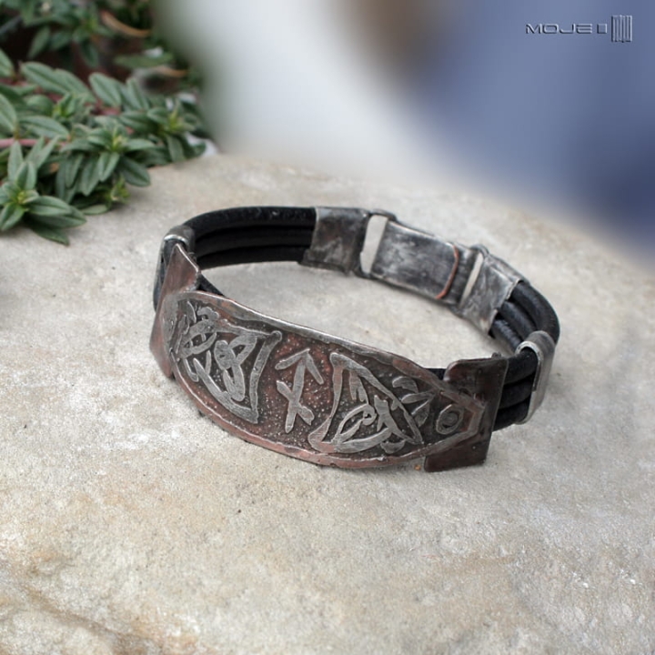 manela-bindruna-KOWA-LOSU-bransoleta-runicznar-runy-skorzana-meska-recznie-robione-hand-made-trawiona-miedz-znaki-runiczne-poganska-bizuteria-meska-bizuteria