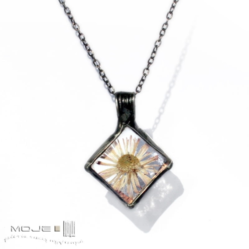 za-ROMB-ista-stokrotka-wisior-wisiorek-bizuteria-z-miedzi-fusing-ze-szkła-rękodzieło-suszony-kwiat-suszona-stokrotka-kwadratowy-romb-handmade